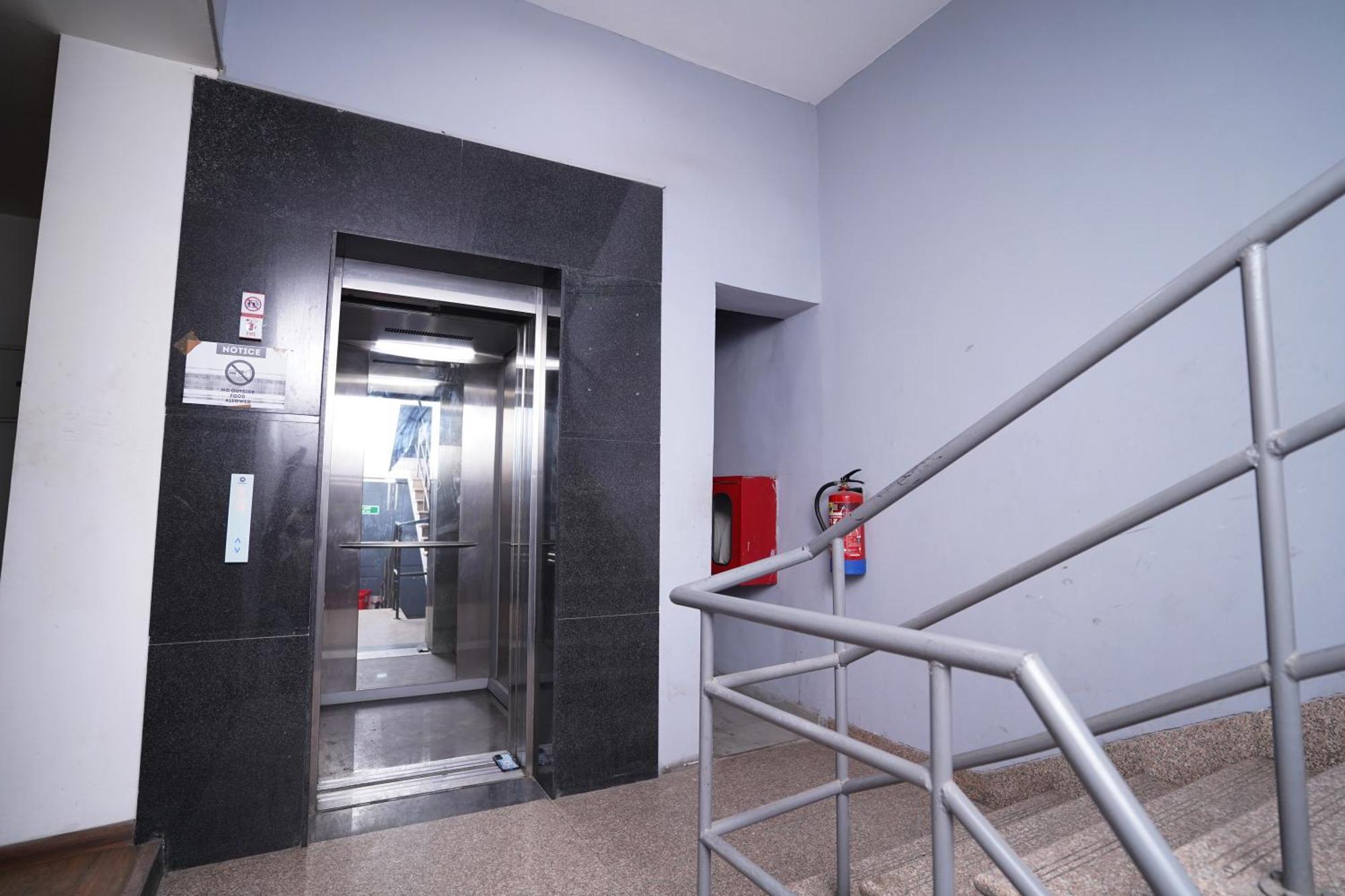 Hotel Mira Residency- Outer Ring Road, Paschim Vihar デリー エクステリア 写真