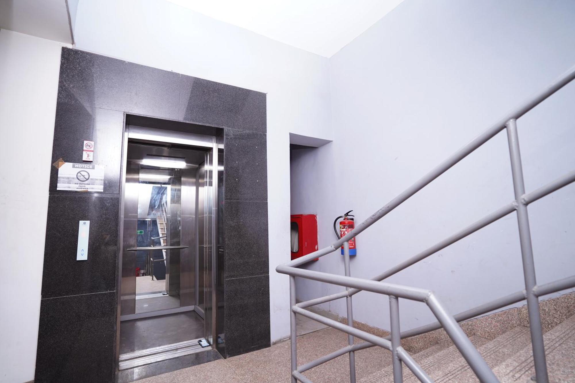 Hotel Mira Residency- Outer Ring Road, Paschim Vihar デリー エクステリア 写真