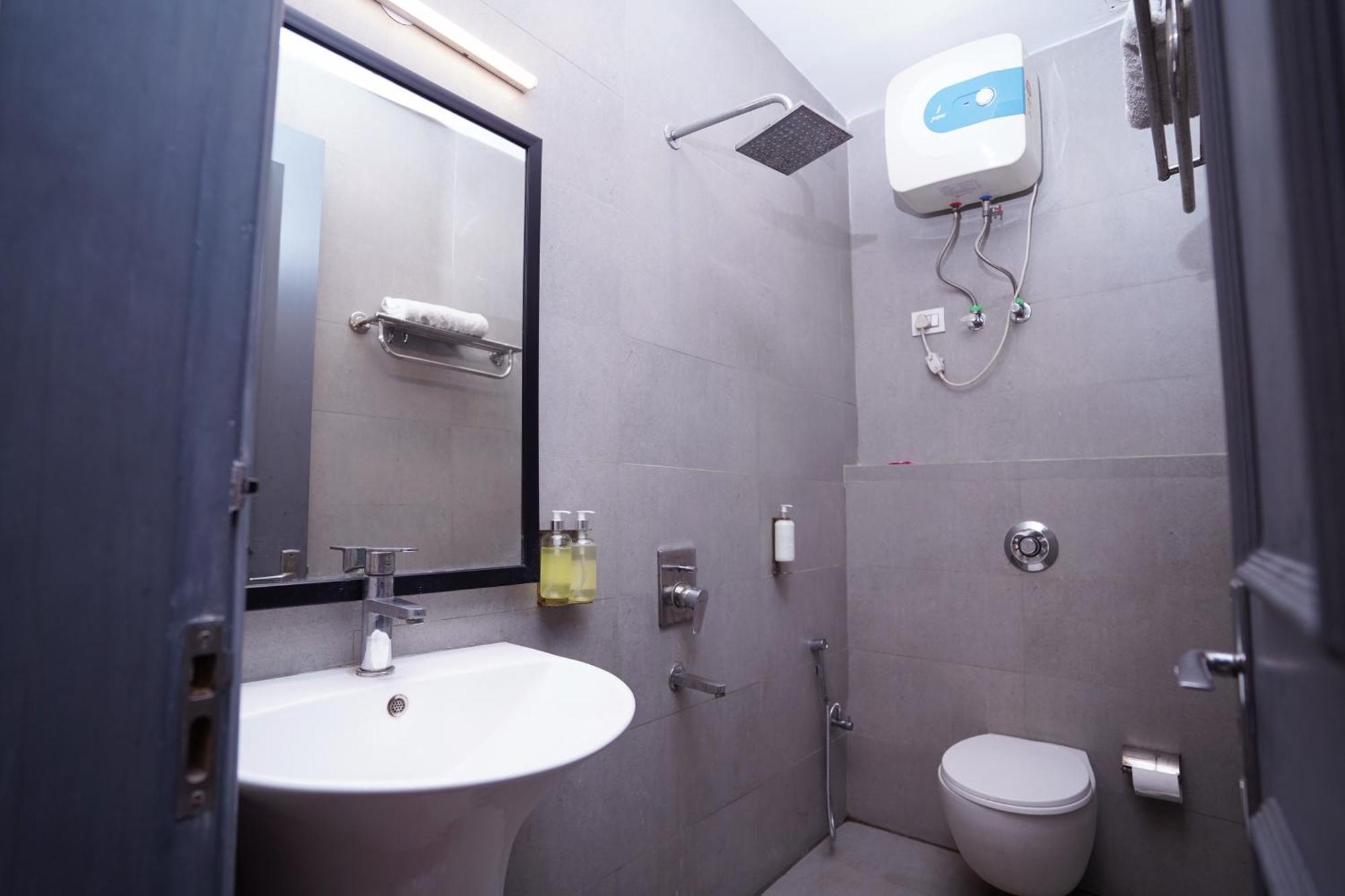 Hotel Mira Residency- Outer Ring Road, Paschim Vihar デリー エクステリア 写真