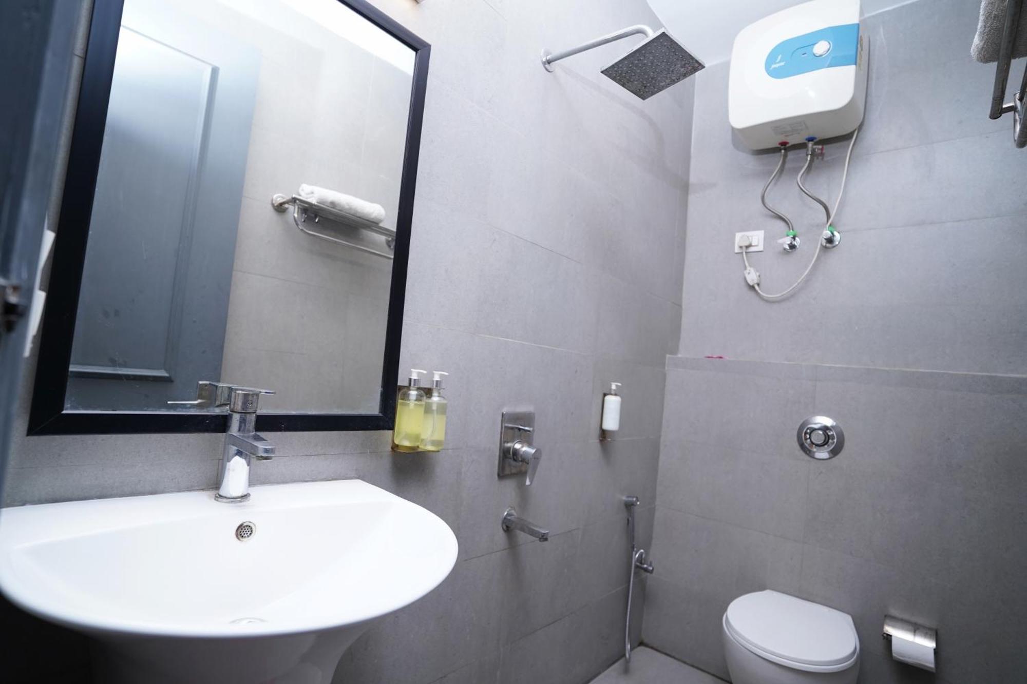 Hotel Mira Residency- Outer Ring Road, Paschim Vihar デリー エクステリア 写真