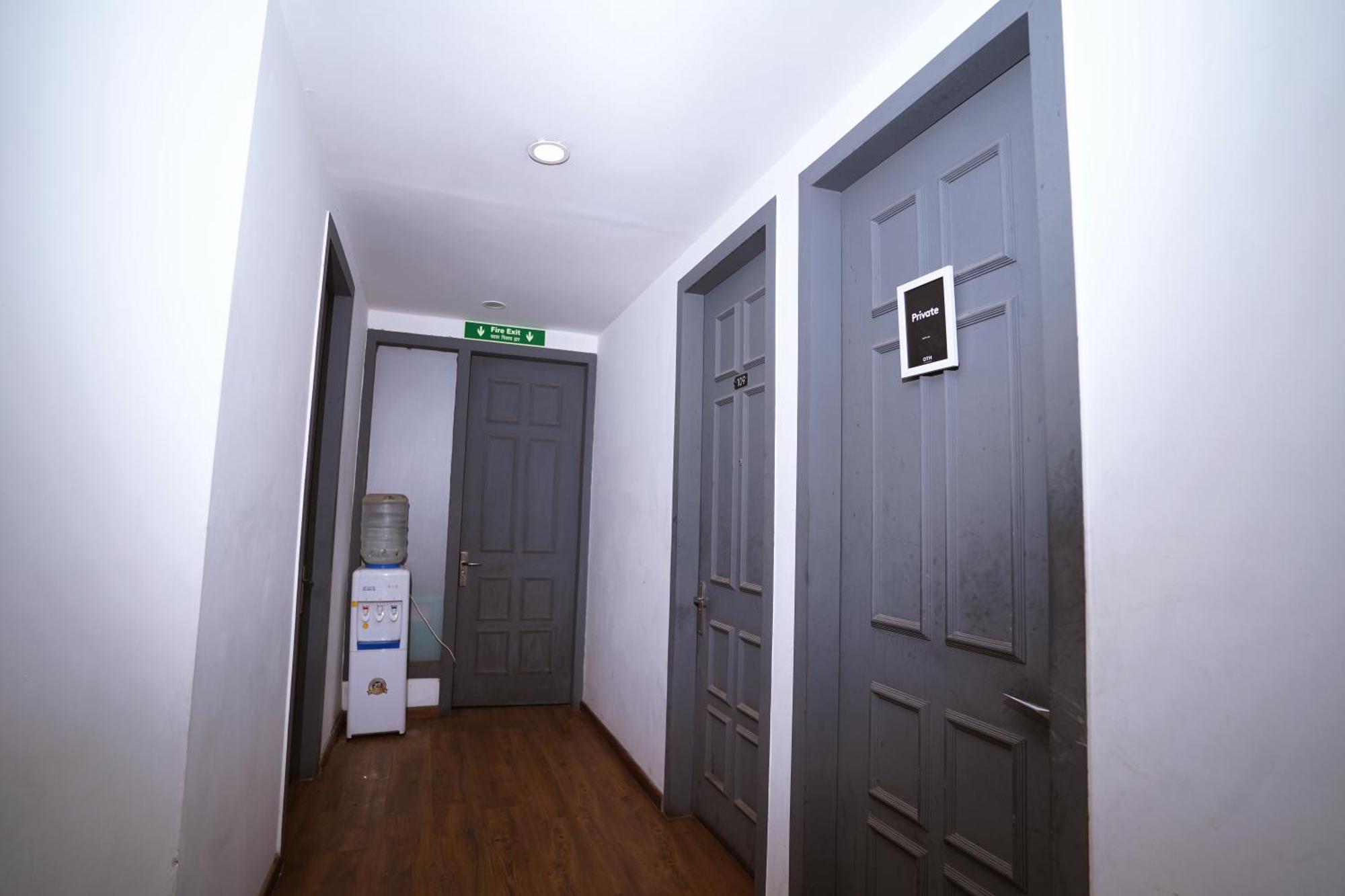 Hotel Mira Residency- Outer Ring Road, Paschim Vihar デリー エクステリア 写真