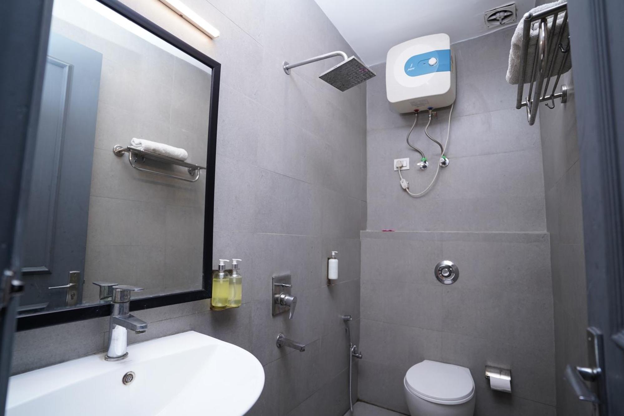 Hotel Mira Residency- Outer Ring Road, Paschim Vihar デリー エクステリア 写真