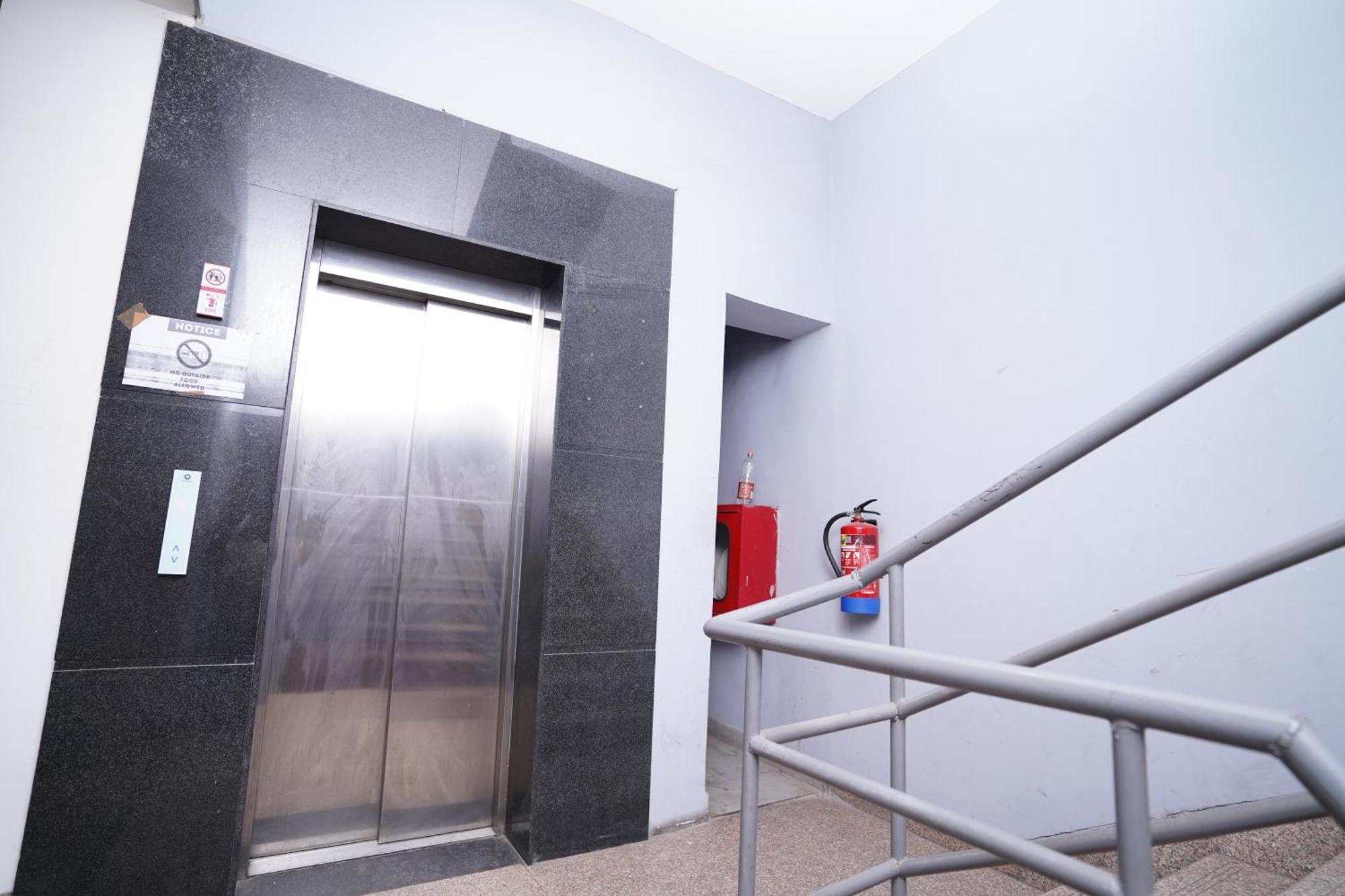 Hotel Mira Residency- Outer Ring Road, Paschim Vihar デリー エクステリア 写真