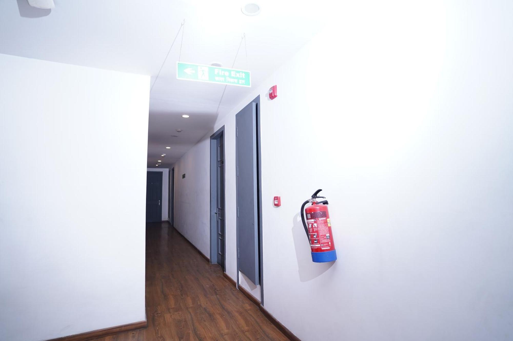 Hotel Mira Residency- Outer Ring Road, Paschim Vihar デリー エクステリア 写真